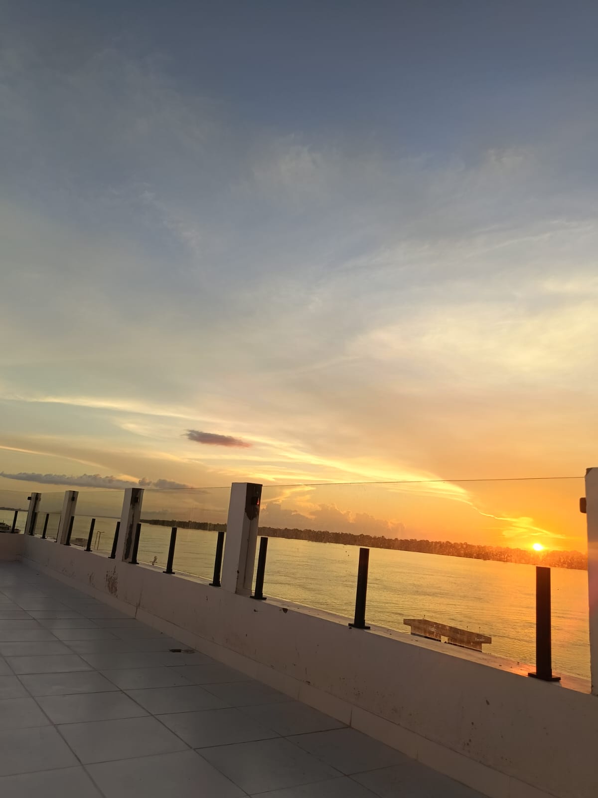 Deck panorâmico com vista para o Rio Madeira ao pôr do sol